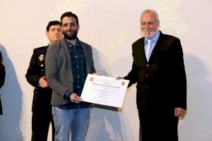 L'alcalde de Sagunt felicita la Policia Nacional en l'acte de celebració del 196 aniversari del cos de seguretat - (foto 4) L'alcalde de Sagunt felicita la Policia Nacional en l'acte de celebració del 196 aniversari del cos de seguretat - (foto 4)