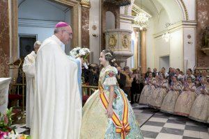 Las Falleras Mayores de Valencia ofrecen sus ramos a la Geperudeta