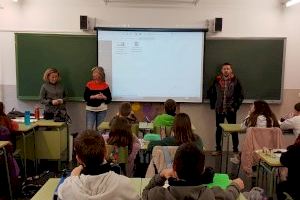 El concejal de RSU presente en las charlas sobre reciclaje del IES Hermanos Amorós