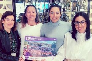 Paterna reparte carteles conmemorativos de la campaña contra la violencia de género del 25N en los centros escolares participantes