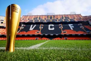 El trofeo de la FIH Hockey Pro League llega a la tienda del Valencia CF