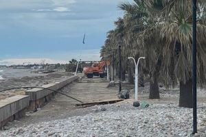 Comienza la limpieza del Paseo Marítimo de Almenara tras el temporal