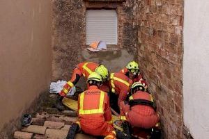 Una persona cae desde una altura de seis metros en una finca de Xirivella