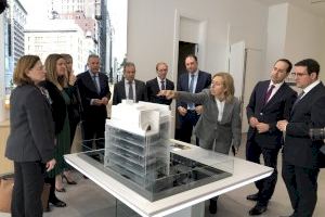 El PPCS destaca la innovació del sector ceràmic en la seua visita a la fira de Porcelanosa