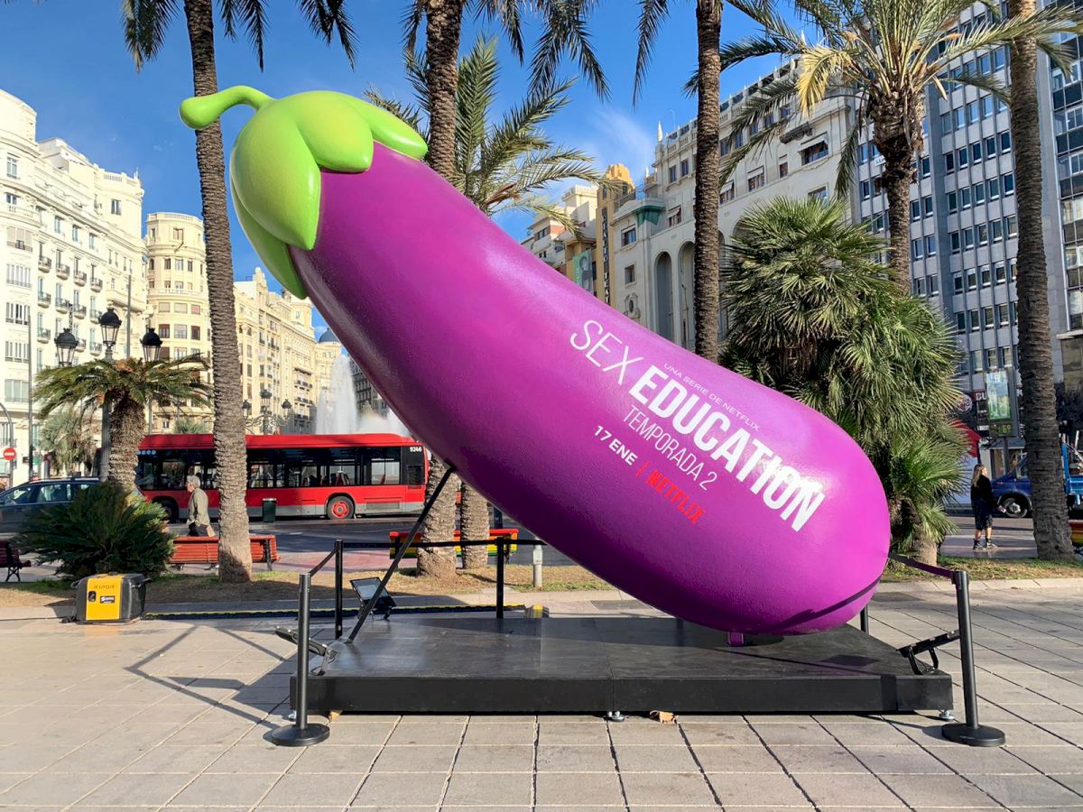 Plantan una berenjena gigante en la Plaza del Ayuntamiento de Valencia