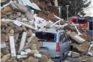 Un corriment de terra a Chiva causa la caiguda d'un mur i esclafa dos cotxes