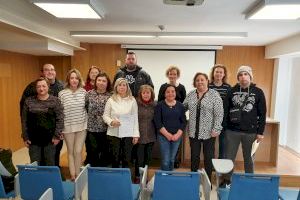 La Regidoria d'Acció Social de Sueca lliura els certificats del curs per a cuidadors i cuidadores no professionals de persones dependents