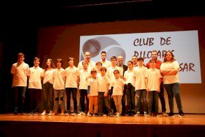 El club de pelotaris de Massalfassar presenta en el teatro su pasado, presente y futuro
