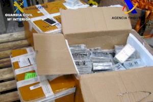 Interceptado en el Puerto de Alicante un cargamento de teléfonos móviles falsificados Interceptado en el Puerto de Alicante un cargamento de teléfonos móviles falsificados