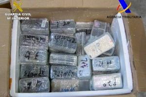 Interceptado en el Puerto de Alicante un cargamento de teléfonos móviles falsificados - (foto 2) Interceptado en el Puerto de Alicante un cargamento de teléfonos móviles falsificados - (foto 2)