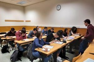 Alumnat de primer del programa «Estudia i investiga» de l’UJI inicia la formació