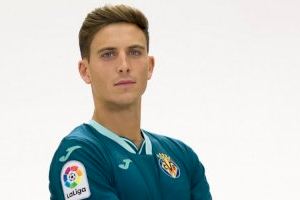 La peña Celtic Submarí nombra al jugador del Villarreal CF Pau Torres socio de honor