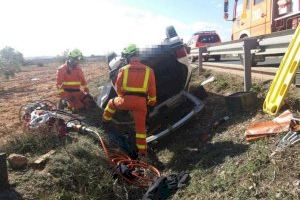 Herido un anciano al volcar su coche en Requena