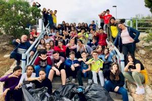 Alumnos del IES Serra d’Irta continúan con la recogida voluntaria de residuos en las playas de Alcossebre