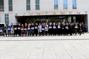 Minuto de silencio en Benidorm en memoria de la mujer asesinada en Gijón