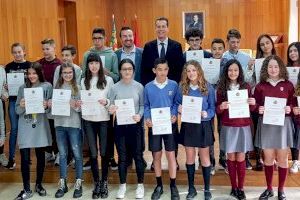 El alcalde de Elda felicita a los 21 alumnos distinguidos con los Premios Extraordinarios de Educación