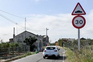 Movilidad instala reductores de velocidad y señaliza el límite de velocidad de 30 km/h en los accesos a Tauladella