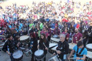 Més de 600 bombos i tambors sonen per les calles d'Almenara - (foto 11)