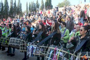 Més de 600 bombos i tambors sonen per les calles d'Almenara - (foto 9)
