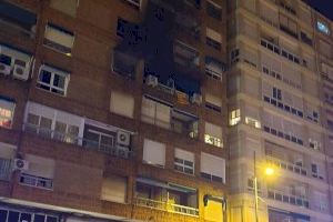 Un incendio en un edificio de Alzira acaba con dos ancianos hospitalizados por quemaduras