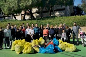 Decenas de personas luchan contra el cambio climático en Alberic con una simbólica limpieza de la Muntanyeta