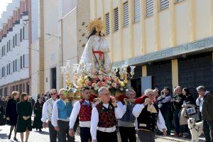 La falla de Santos Patronos rinde homenaje a la Virgen de los Desamparados