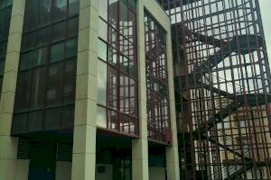 L'escala d'emergència del Centre de Salut d'Almussafes, objecte de reparació - (foto 2)