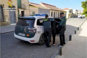 Desarticulan un punto de venta de droga en un parque de Bigastro