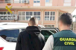 Detenido un joven por extorsionar a cuatro menores en Santa Pola