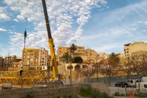 Teatro Chapí: instalación de la grúa principal para el inicio de las obras de construcción del teatro