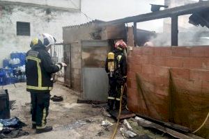 Es crema una caseta a Benicarló sense causar ferits - (foto 2) Es crema una caseta a Benicarló sense causar ferits - (foto 2)