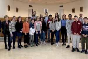 Alumnos del IES La Canyada presentan sus propuestas en el Ayuntamiento para mejorar la sostenibilidad de Paterna