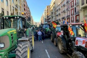 Los agricultores paralizan el centro de Valencia - (foto 4)