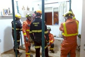 Desalojan un edificio de tres pisos en Sagunto tras hundirse el techo