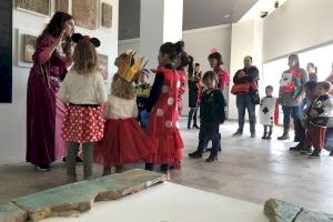 Los personajes del Museo ‘Manolo Safont’ se vestirán de color para Carnaval en un divertido taller cerámico para las familias