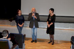 Montxo Armendáriz conversa amb l'alumnat de Benicàssim