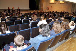 Montxo Armendáriz conversa amb l'alumnat de Benicàssim - (foto 2)