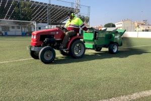 Xilxes acondiciona el campo de fútbol con el rellenado de 2.500 kg de caucho