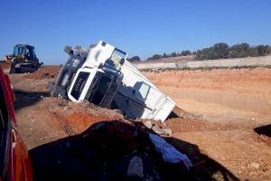 Rescaten al conductor d'un camió després de bolcar a Quart de Poblet