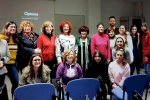 Casi medio centenar de personas participa en los talleres de estilismo y peluquería para pacientes oncológicos del Hospital de Elche