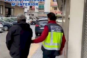 La Policía Nacional detiene a una persona por intentar sacar dinero con un DNI que había sustraído en el interior de un vehículo