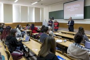 Professionals de Creu Roja ofereixen una xarrada sobre els ODS a l’alumnat de Dret de l’UJI