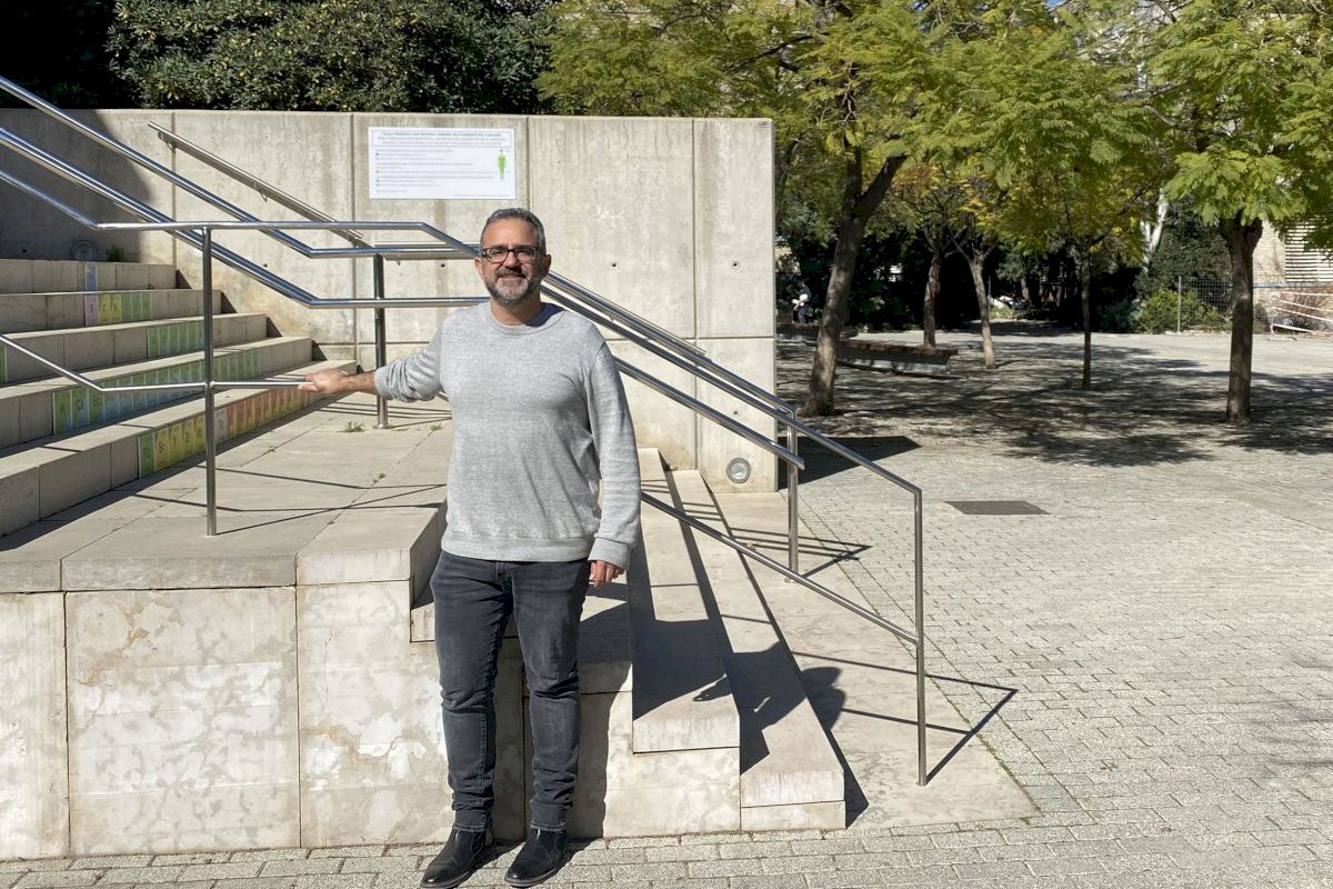 L’astrofísic Manel Perucho planteja que la desacceleració dels dolls de plasma es dóna per la interacció amb els estels