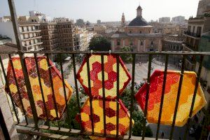 Hilando Vidas viste el Palau con sus creaciones para reivindicar el papel de la mujer rural con motivo del Día Internacional de la Mujer