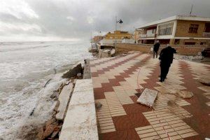 Sueca, El Perelló y Mareny de Barraquetes requieren al Ministerio para que inicie los trabajos que garanticen la seguridad en el paseo afectado por el temporal