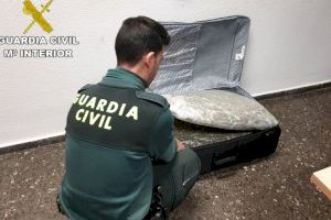 Encuentran 20 kilos de marihuana envasada al vacío en un coche en Sagunto