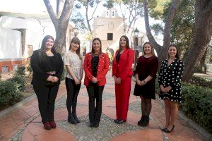 La Reina de Vila-real y su Corte de Honor celebran el primer posado oficial