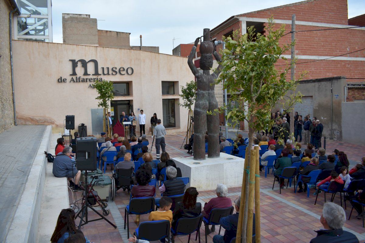 Agost inaugura la Plaça de les Peones