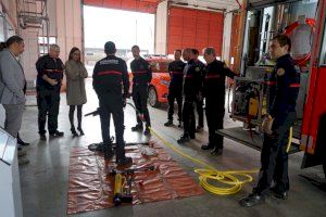 La presidenta del Consorci Provincial de Bombers de València visita el Parc de Bombers de Xàtiva per conéixer els nous equips d’excarceració