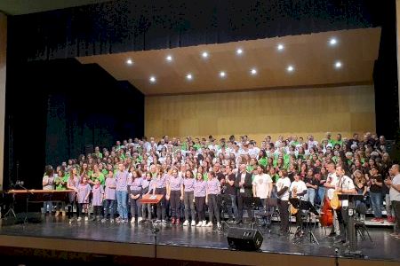 Gran èxit de l'espectacle ‘L’ESO canta amb cor’ en el qual van participar més de 300 estudiants de Paiporta, Benissa i Teulada Moraira